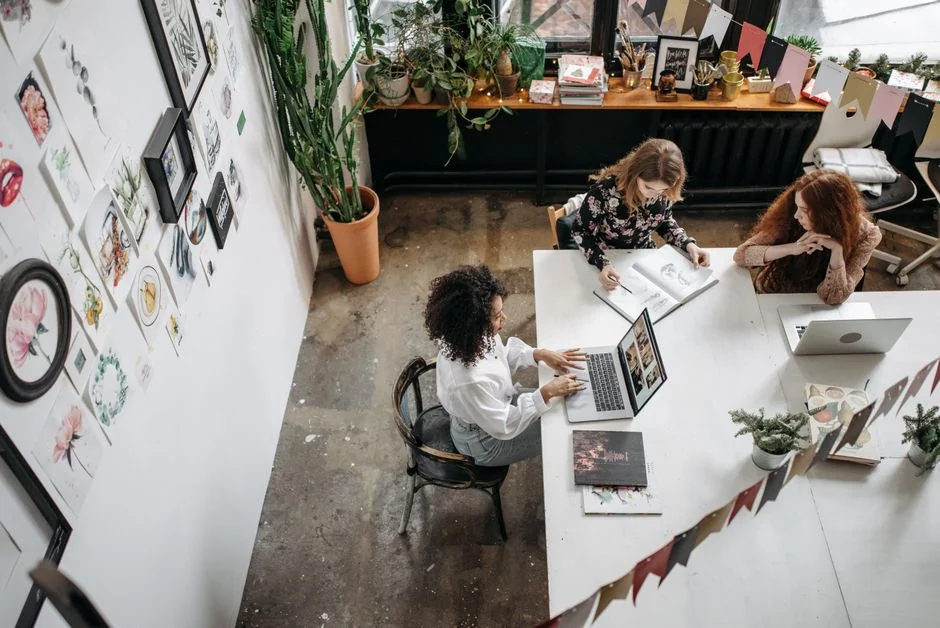 Un espace de travail moderne avec un smartphone affichant un écran et une configuration informatique, idéal pour des thèmes liés aux affaires et à la technologie.